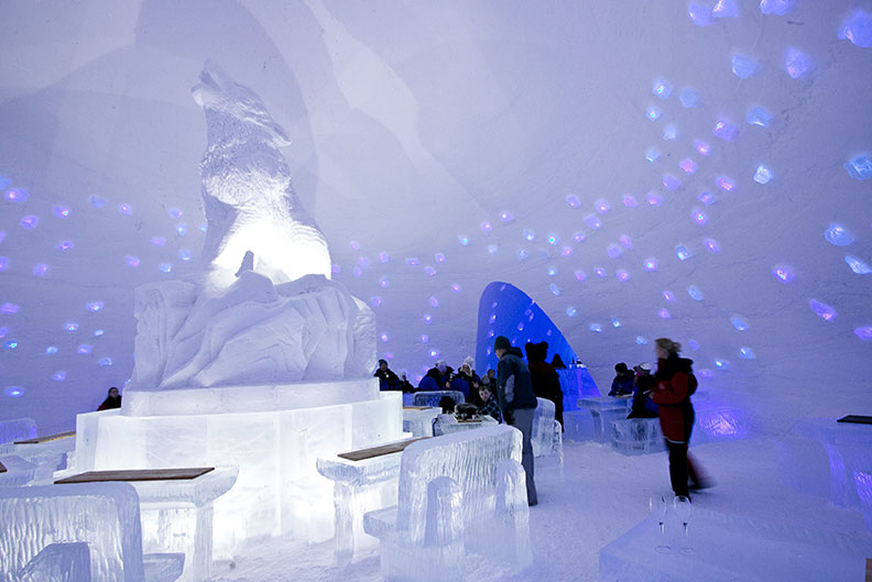 Icebar du village de neige de Lainio en Laponie finlandaise.