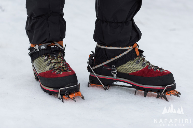 Chaussures et crampons d'escalade sur glace. Photo: Nina Kostamo.