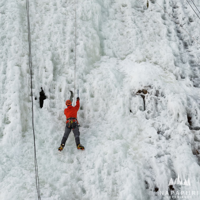 Escalade sur glace en Laponie finlandaise. Pyhätunturi. Photo: Nina Kostamo